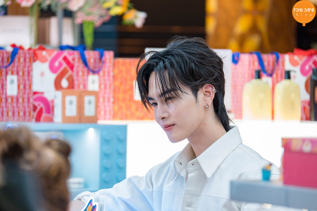 Comma And เพิร์ธ แซนต้า
